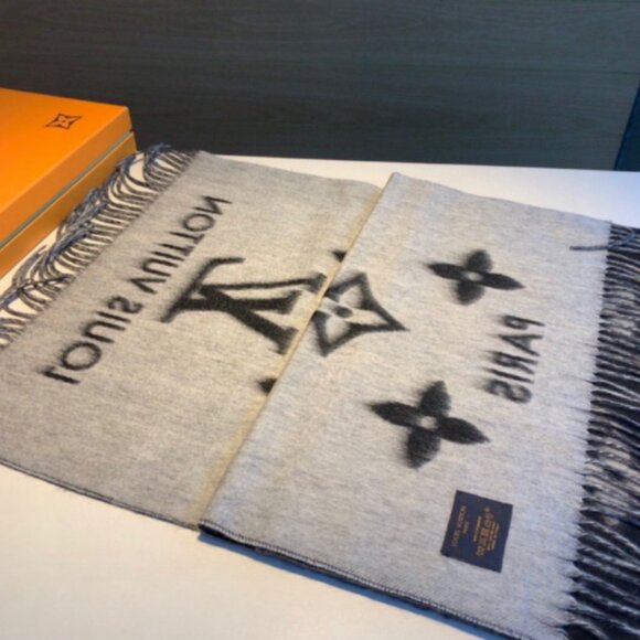 Louis Vuitton Scarf/Shawl - Picture 3 of 4